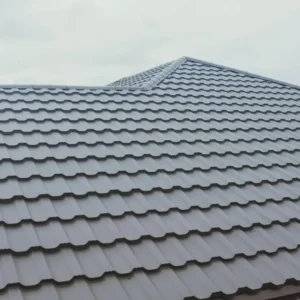 Wpływ stopnia skomplikowania konstrukcji dachu na wycenę blachodachówki