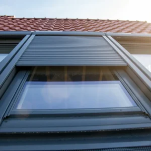 Rolety na okna dachowe FAKRO – komfort i estetyka